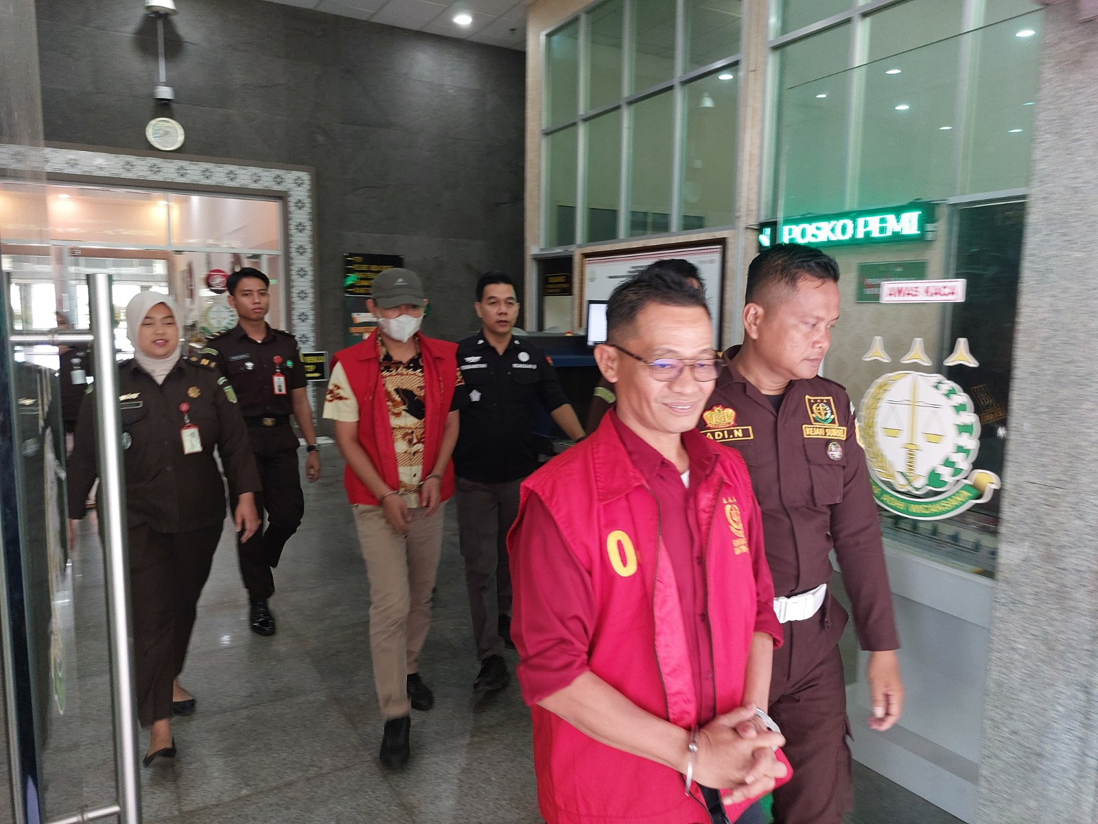 Penyerahan Dua Tersangka Korupsi Jaringan Desa Muba ke Jaksa