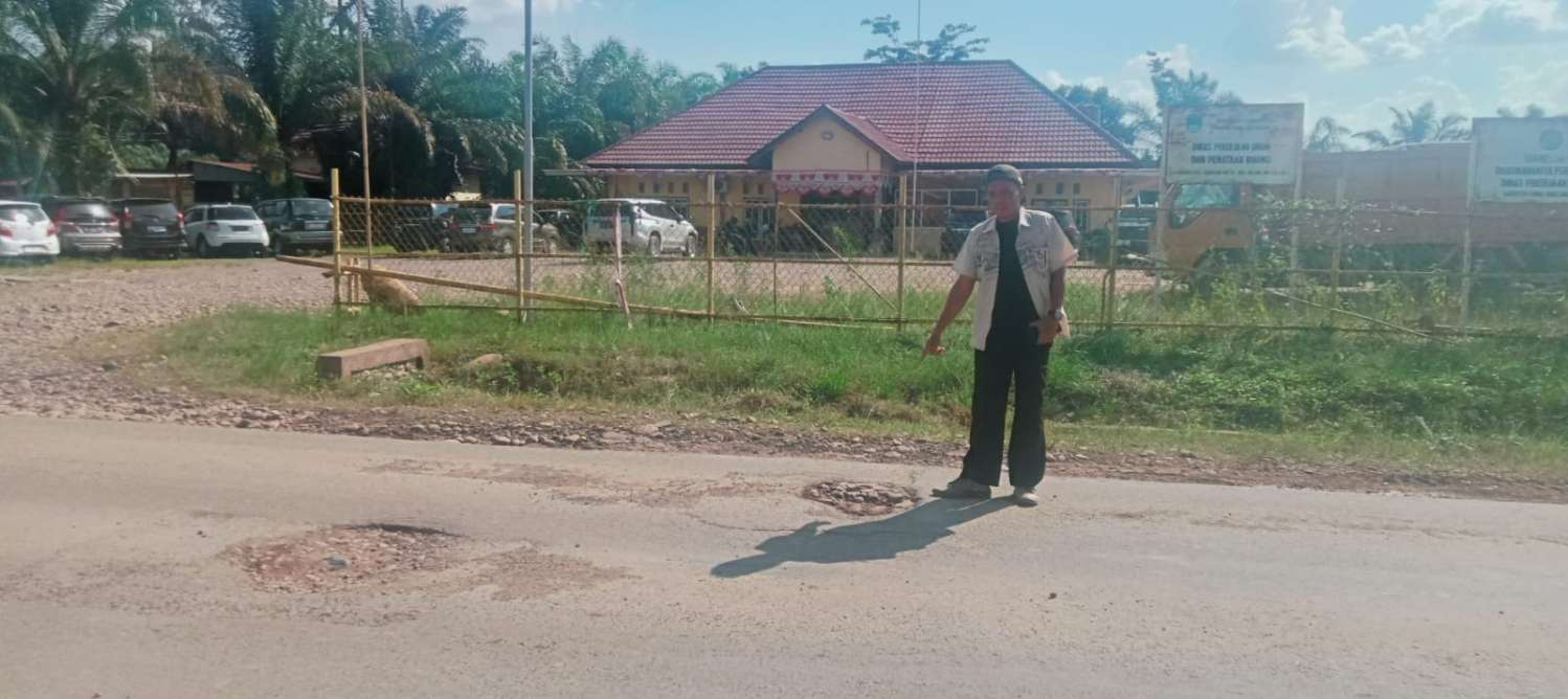 Miris: Dari Masa ke Masa Jalan Berlubang di Depan Kantor PUTR PALI