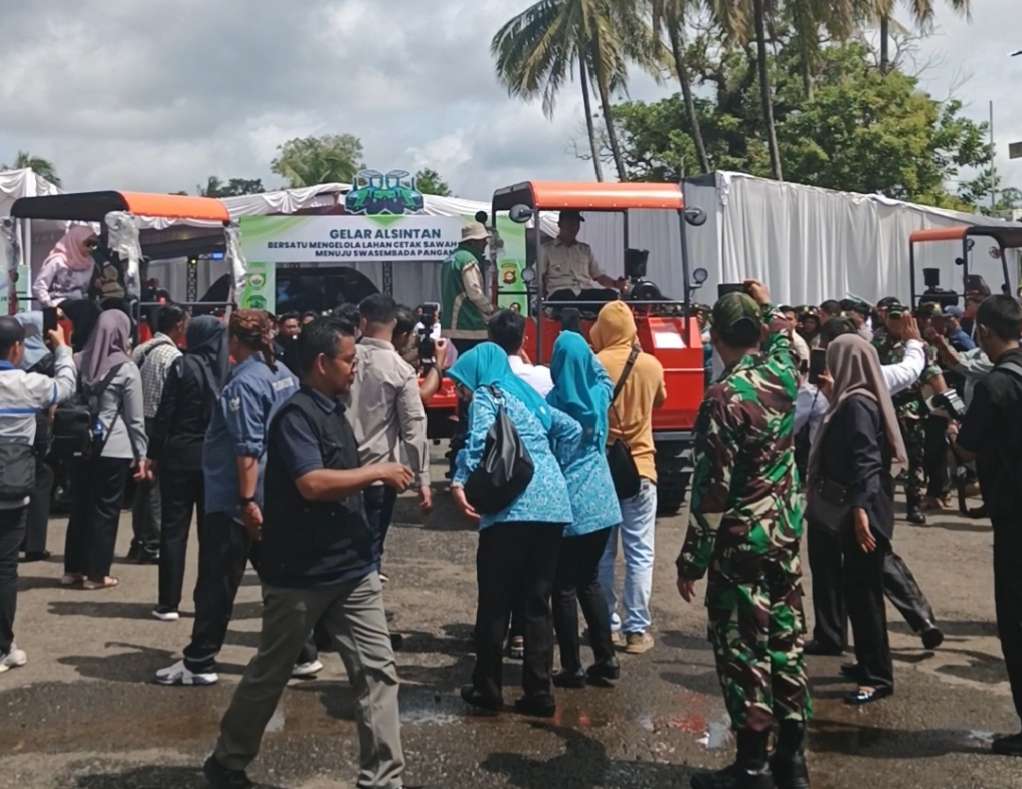 Bupati PALI Serahkan Ratusan Alsintan APBN ke Petani
