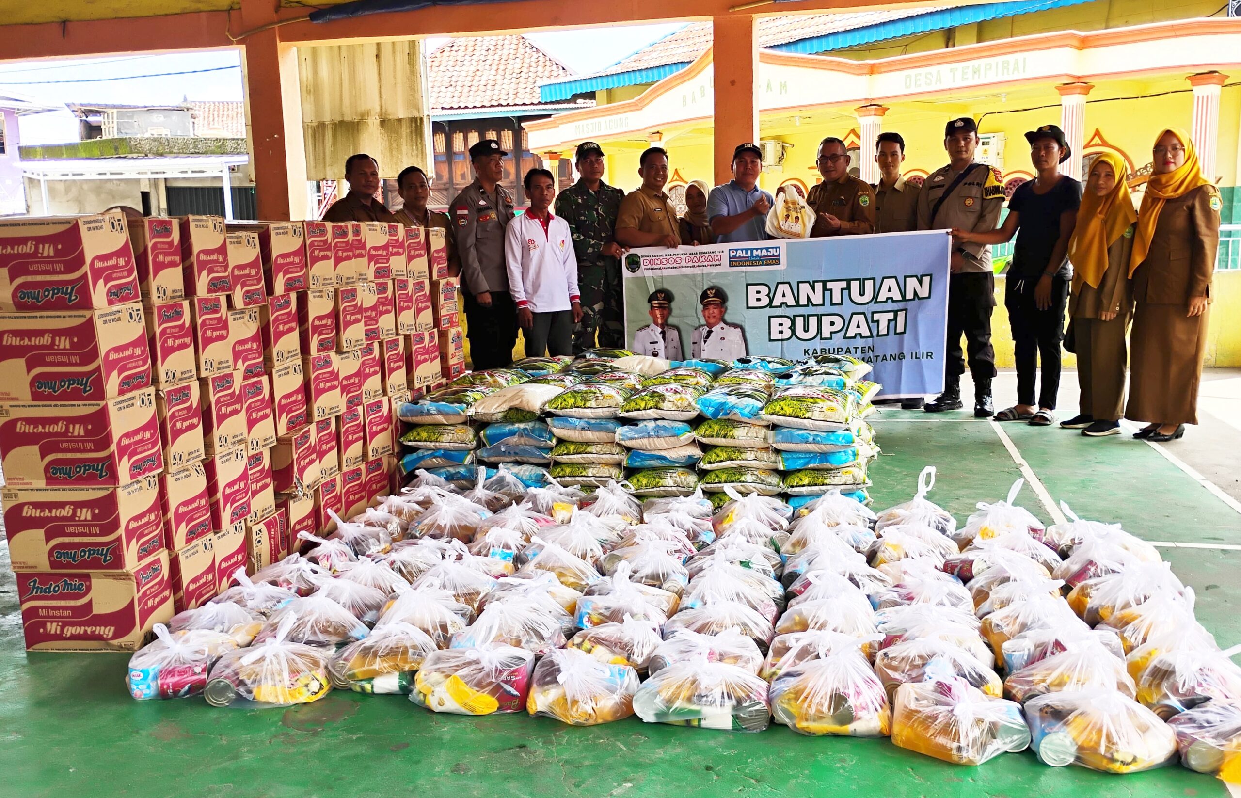 Dinsos Salurkan Bantuan Bupati PALI untuk Korban Banjir di Penukal Utara