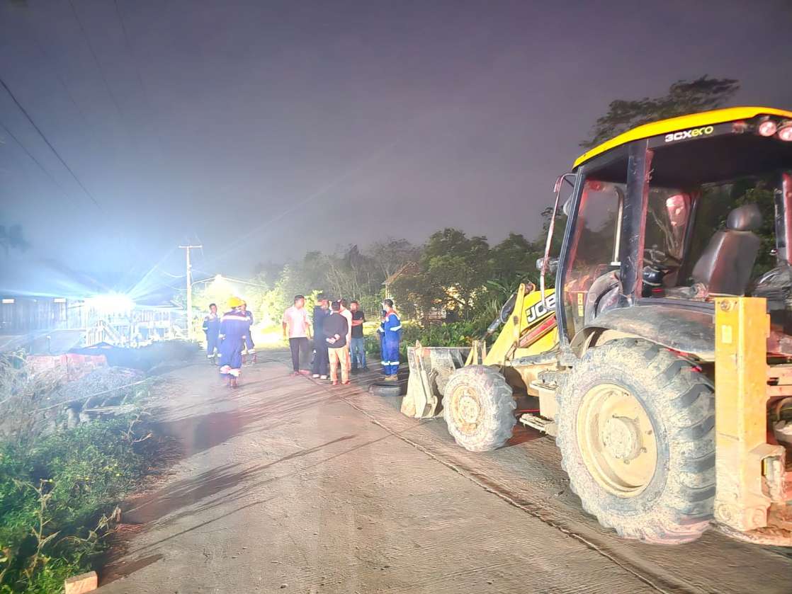 Sigap. Pihak Pertamina Berjibaku Kendalikan Kebocoran Pipa di Talang Akar