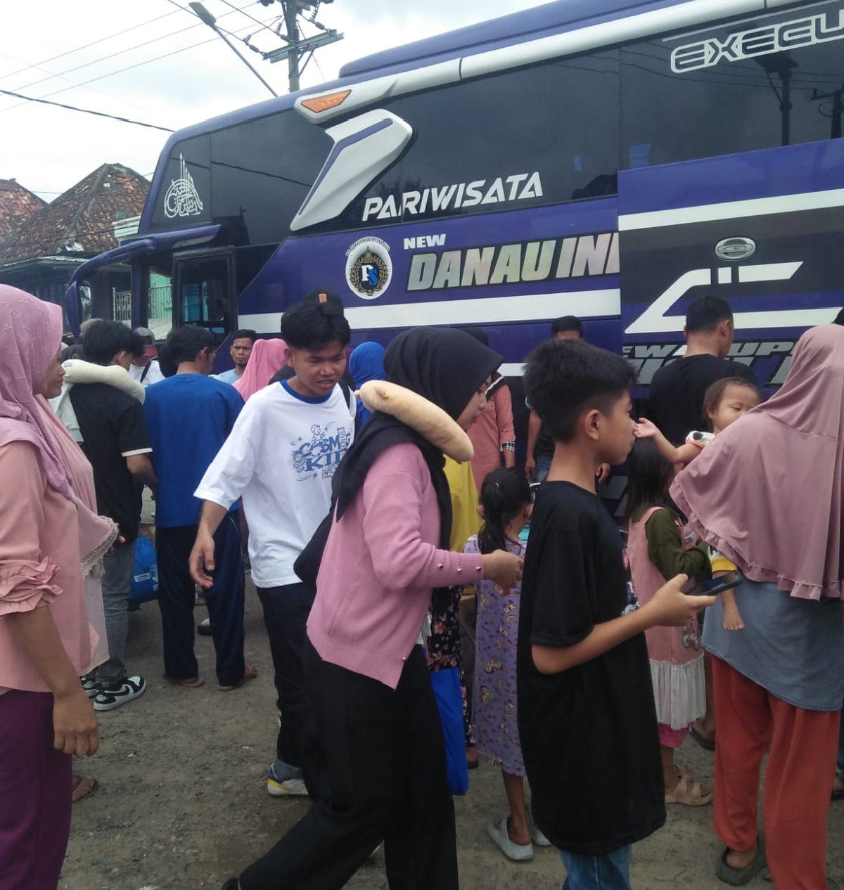 Diturunkan Sebelum Sampai Tujuan, Penumpang Bus Tempirai–Jakarta Merasa Terlantar
